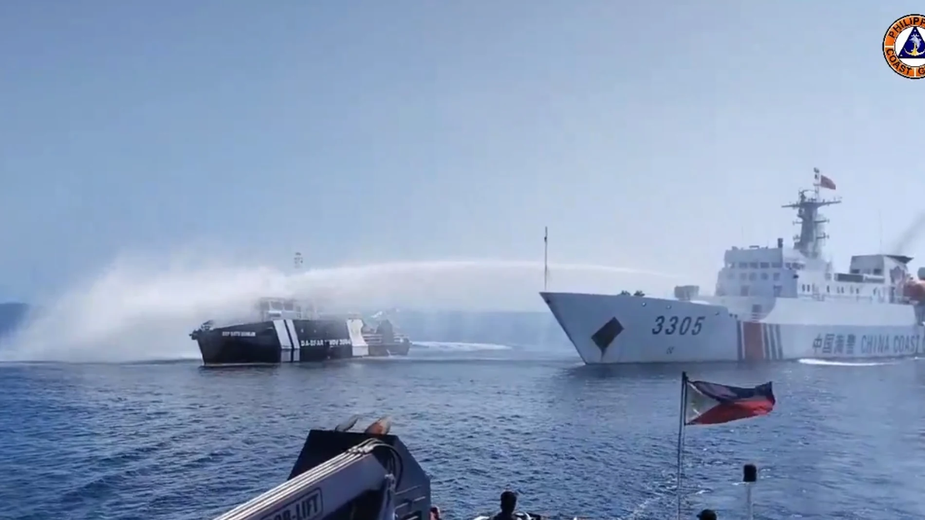 Barco chino lanza agua contra un navío filipino GUARDACOSTAS DE FILIPINAS 09/12/2023