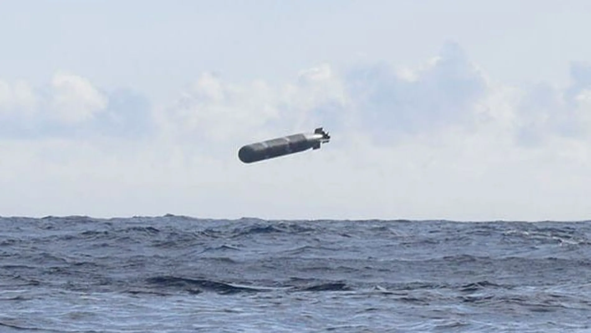 Imagen de un torpedo Mk54 justo antes de entrar en el agua en busca de su objetivo