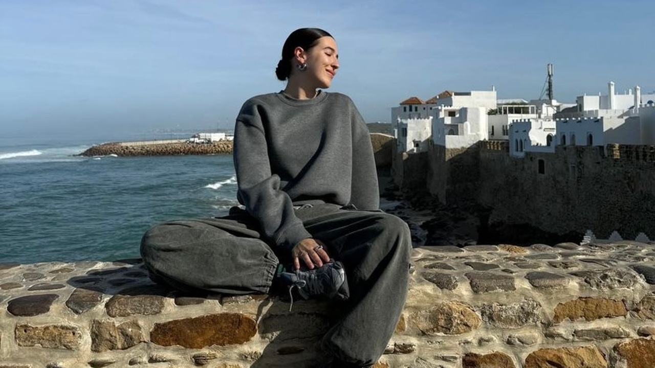 Alba Díaz takes her star look of an oversized sweatshirt combined with very baggy cargo pants in her December long weekend suitcase