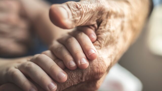 'Una carta para un abuelo': la iniciativa que rescata sonrisas en la soledad de los abuelos