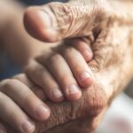 'Una carta para un abuelo': la iniciativa que rescata sonrisas en la soledad de los abuelos