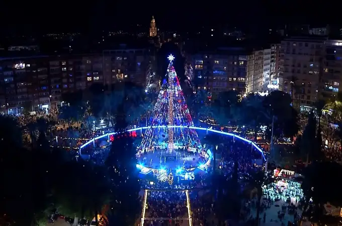 Murcia recupera el Gran Árbol de Navidad con un espectáculo sin precedentes