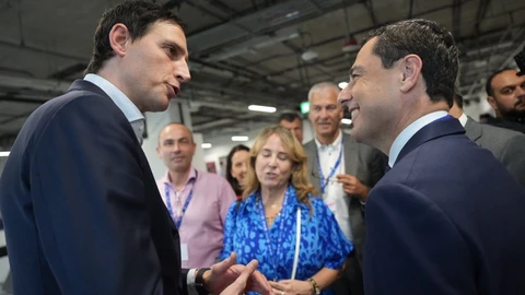El presidente de la Junta, Juanma Moreno (d.) y el comisario de Acción por el Clima de la Unión Europea, Wopke Hoekstra (i.), este sábado en la COP28 de Dubái