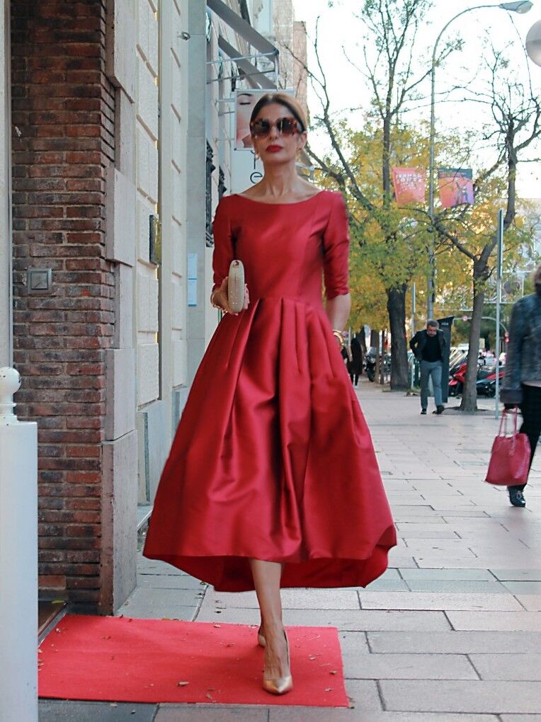 Vestido satinado en rojo.