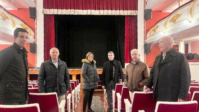 La presidenta de la Diputación, Ángeles Armisén, junto a los diputados de zona, Javier Villafruela, y de Acción Territorial, Urbano Alonso, ha realizado una visita institucional a la localidad de Carrión de los Condes, donde también ha mantenido una reunión con el alcalde del municipio, Luis Miguel Medina.