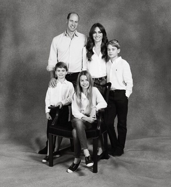 Foto con la que felicitan la Navidad los príncipes de Gales junto a sus hijos