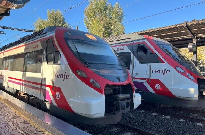 Dos trenes de Cercanías de Renfe se cruzan en la parada apeadero de Los Álamos en Torremolinos