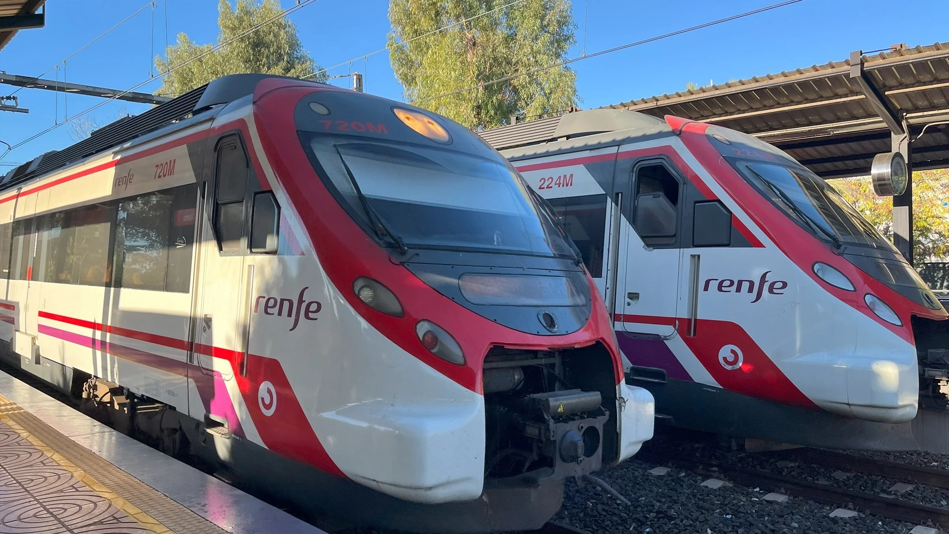 Dos trenes de Cercanías de Renfe se cruzan en la parada apeadero de Los Álamos en Torremolinos