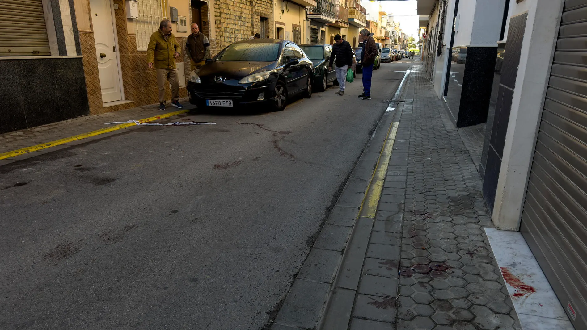 -Vista del lugar en el que una persona ha fallecido y al menos otra ha resultado herida de gravedad en un tiroteo ocurrido en el barriada de Palmete en Sevilla 