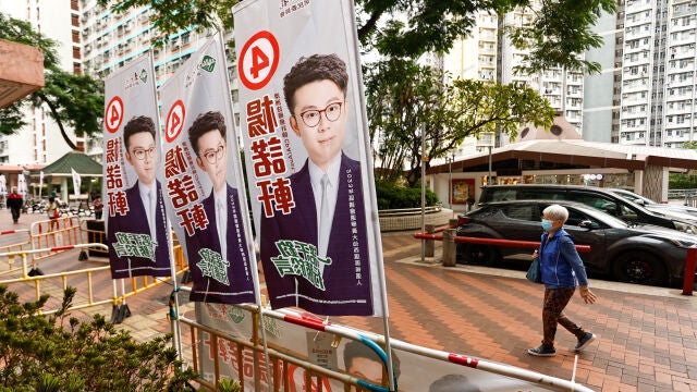 Carteles electorales de un candidato prochino en una calle de Hong Kong