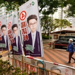 Carteles electorales de un candidato prochino en una calle de Hong Kong