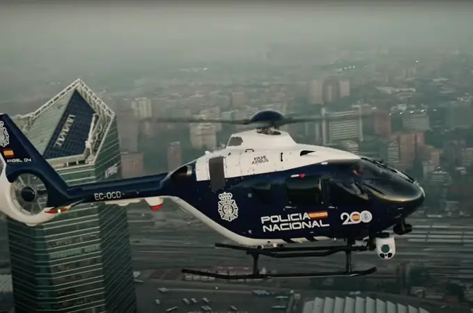 El espectacular vídeo en el que los GEO de la Policía Nacional realizan una infiltración en paracaídas desde un helicóptero H135