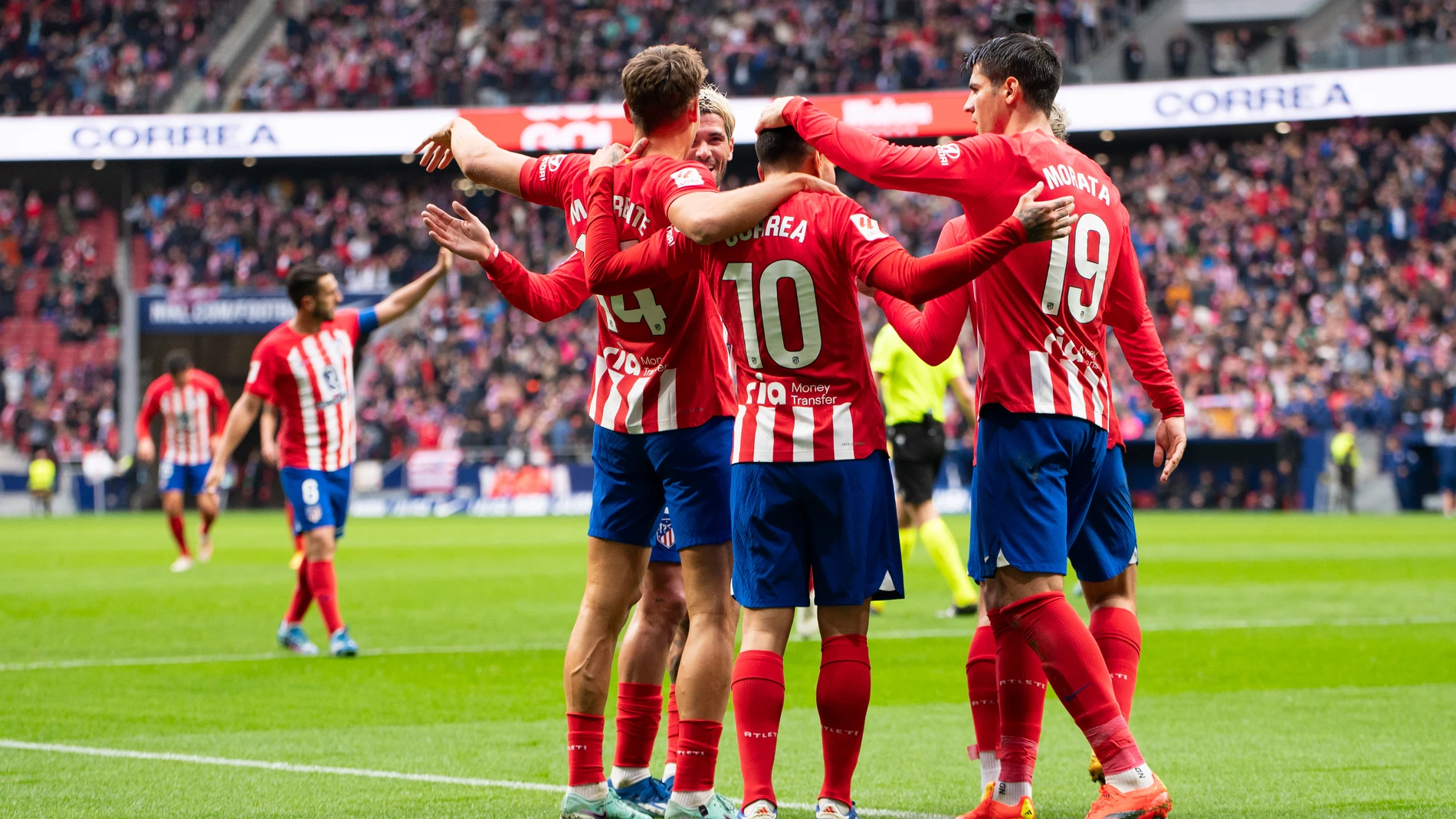 10 December 2023, Spain, Madrid: Atletico Madrid players celebrate their side's goal during the Spanish La Liga soccer match between Atletico Madrid and Almeria at Metropolitano stadium. Photo: Alberto Gardin/ZUMA Press Wire/dpaAlberto Gardin/ZUMA Press Wire/d / DPA10/12/2023 ONLY FOR USE IN SPAIN