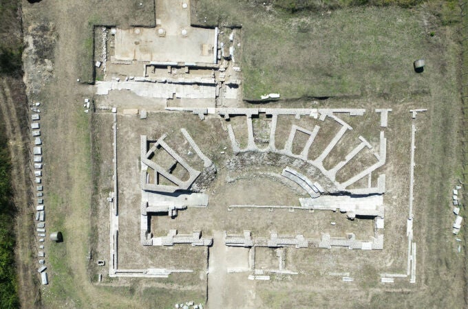 Los restos del teatro (abajo) y la basílica (arriba) de Interamna Lirenas, vistos desde arriba. 