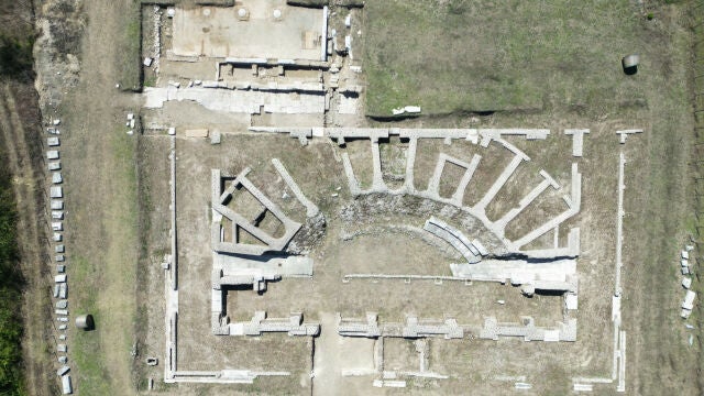 Los restos del teatro (abajo) y la basílica (arriba) de Interamna Lirenas, vistos desde arriba. 