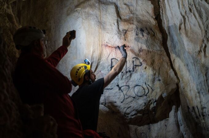 Los investigadores prestan especial atención al "arte rupestre inédito, eminentemente abastracto" que existe en la actividad, así como a las actividades que los neandertales realizaban en su entorno. AYUNTAMIENTO DE BENALMÁDENA