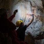 Los investigadores prestan especial atención al "arte rupestre inédito, eminentemente abastracto" que existe en la actividad, así como a las actividades que los neandertales realizaban en su entorno. AYUNTAMIENTO DE BENALMÁDENA