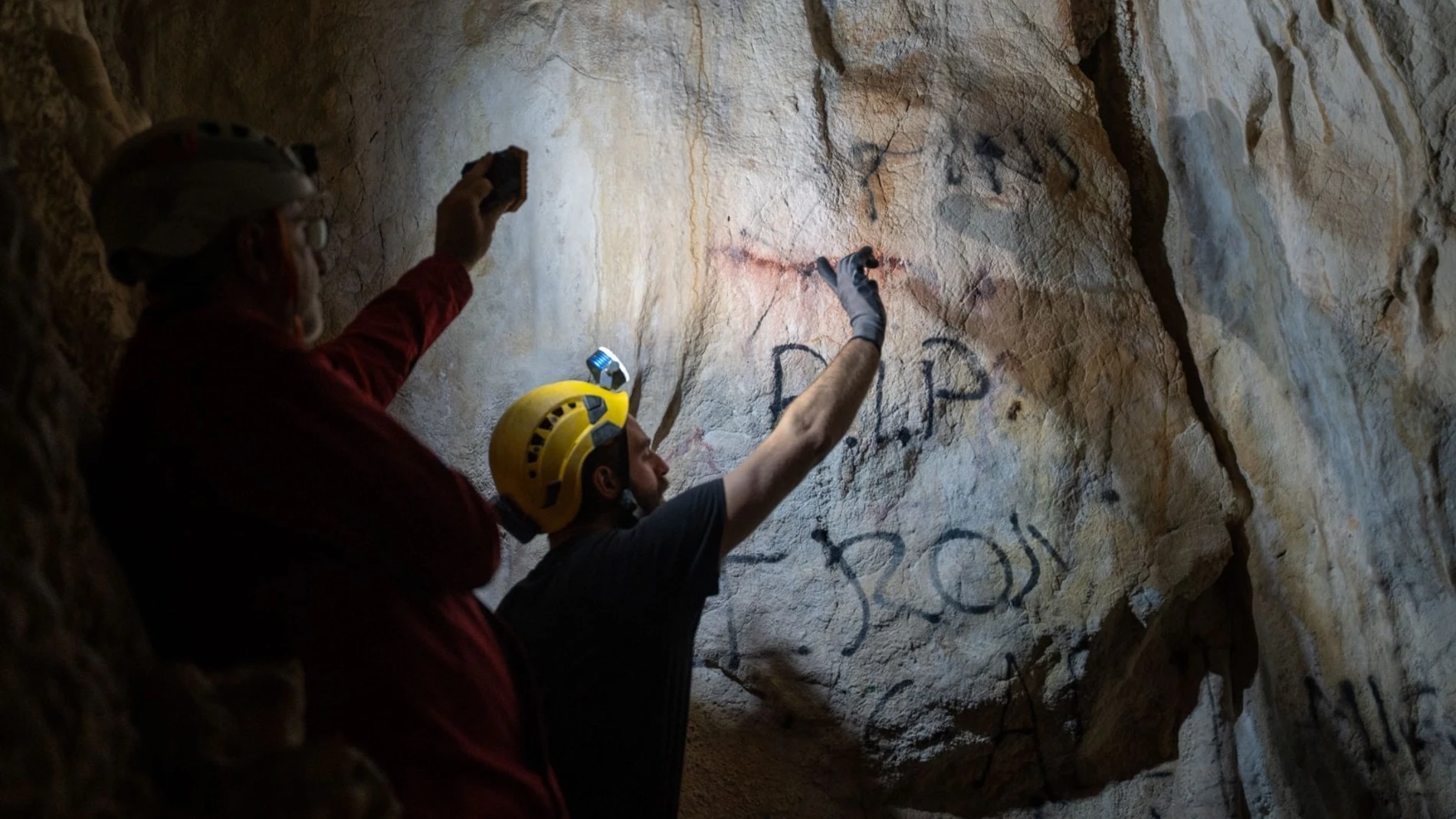 Los investigadores prestan especial atención al "arte rupestre inédito, eminentemente abastracto" que existe en la actividad, así como a las actividades que los neandertales realizaban en su entorno.AYUNTAMIENTO DE BENALMÁDENA11/12/2023