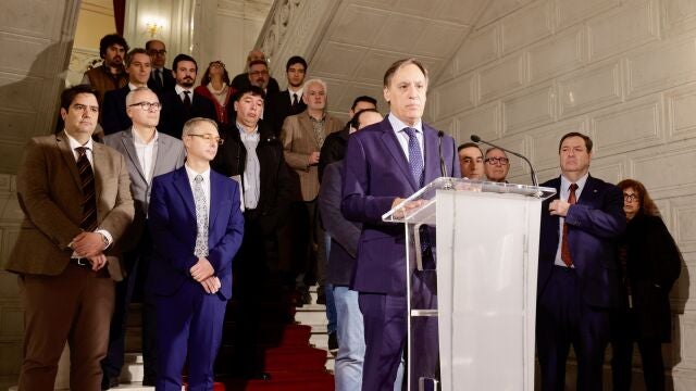El alcalde de Salamanca, Carlos García Carbayo, atiende a la prensa tras la reunión con las instituciones salmantinas