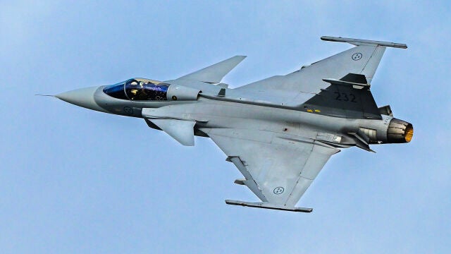Fotografía de un caza sueco JAS 39 Gripen fabricado por la empresa Saab