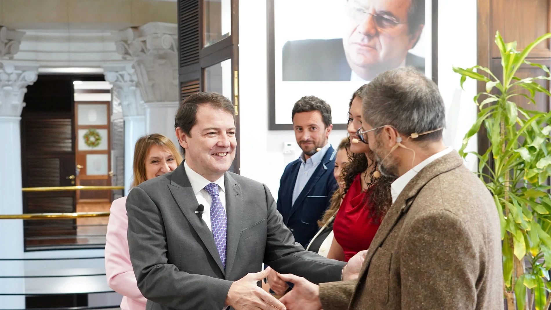 El presidente de Castilla y León, Alfonso Fernández Mañueco, y la consejera Rocío Lucas felicitan a los representantes de la comunidad educativa