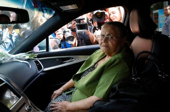 Consuelo Loera, madre de 'El Chapo' Guzmán, sentada en un automóvil mientras espera ser atendida en la Embajada de EE UU en Ciudad de México