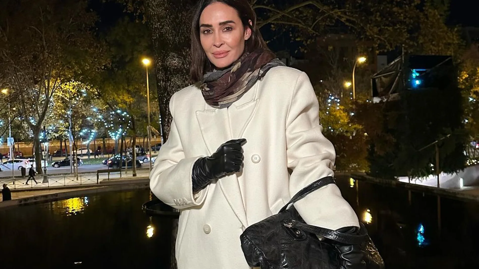 Vicky Martín Berrocal con abrigo blanco.