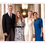 Los Reyes felicitan la Navidad con una foto con sus hijas el día de la jura de la Constitución de Leonor 