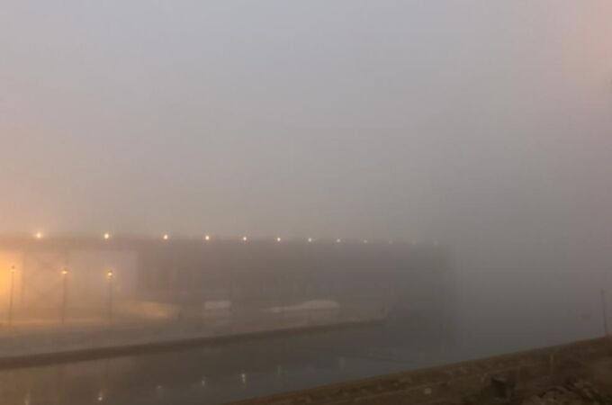 Niebla en el Cable Inglés de Almería, junto a la bocana del puerto, a primera hora de este martes.APA