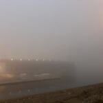 Niebla en el Cable Inglés de Almería, junto a la bocana del puerto, a primera hora de este martes.APA