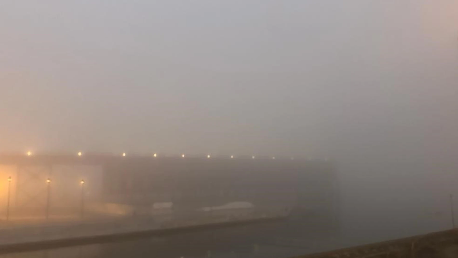 Niebla en el Cable Inglés de Almería, junto a la bocana del puerto, a primera hora de este martes.APA12/12/2023