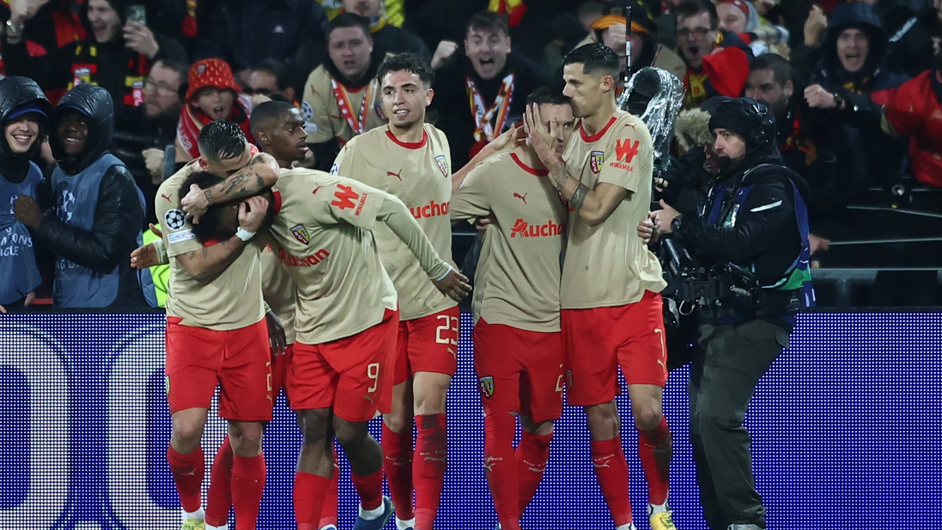 Lens (France), 12/12/2023.- Przemyslaw Frankowski of RC Lens celebrates with his teammates after scoring the 1-0 goal against Sevilla during the UEFA Champions League group stage match between RC Lens and Sevilla FC, in Lens, France, 12 December 2023. (Liga de Campeones, Francia) EFE/EPA/MOHAMMED BADRA 