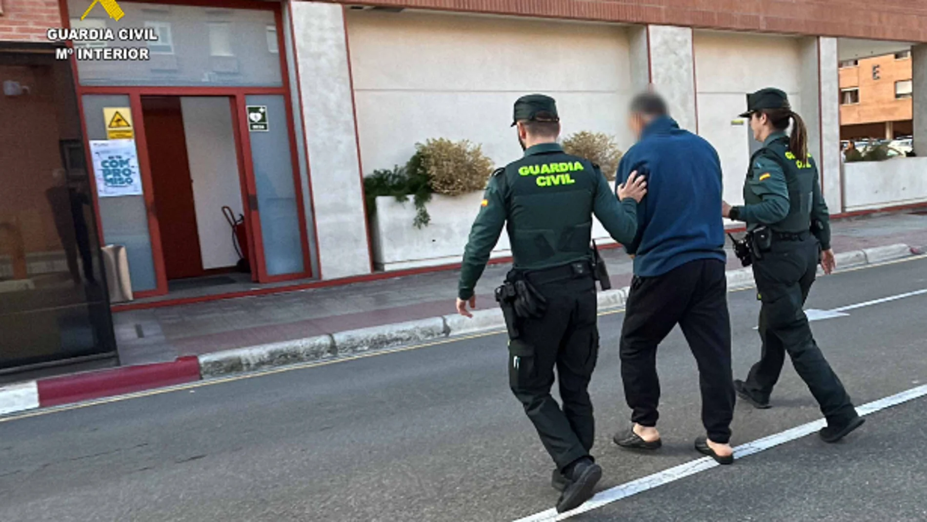 El detenido es conducido por los agentes de la Guardia Civil