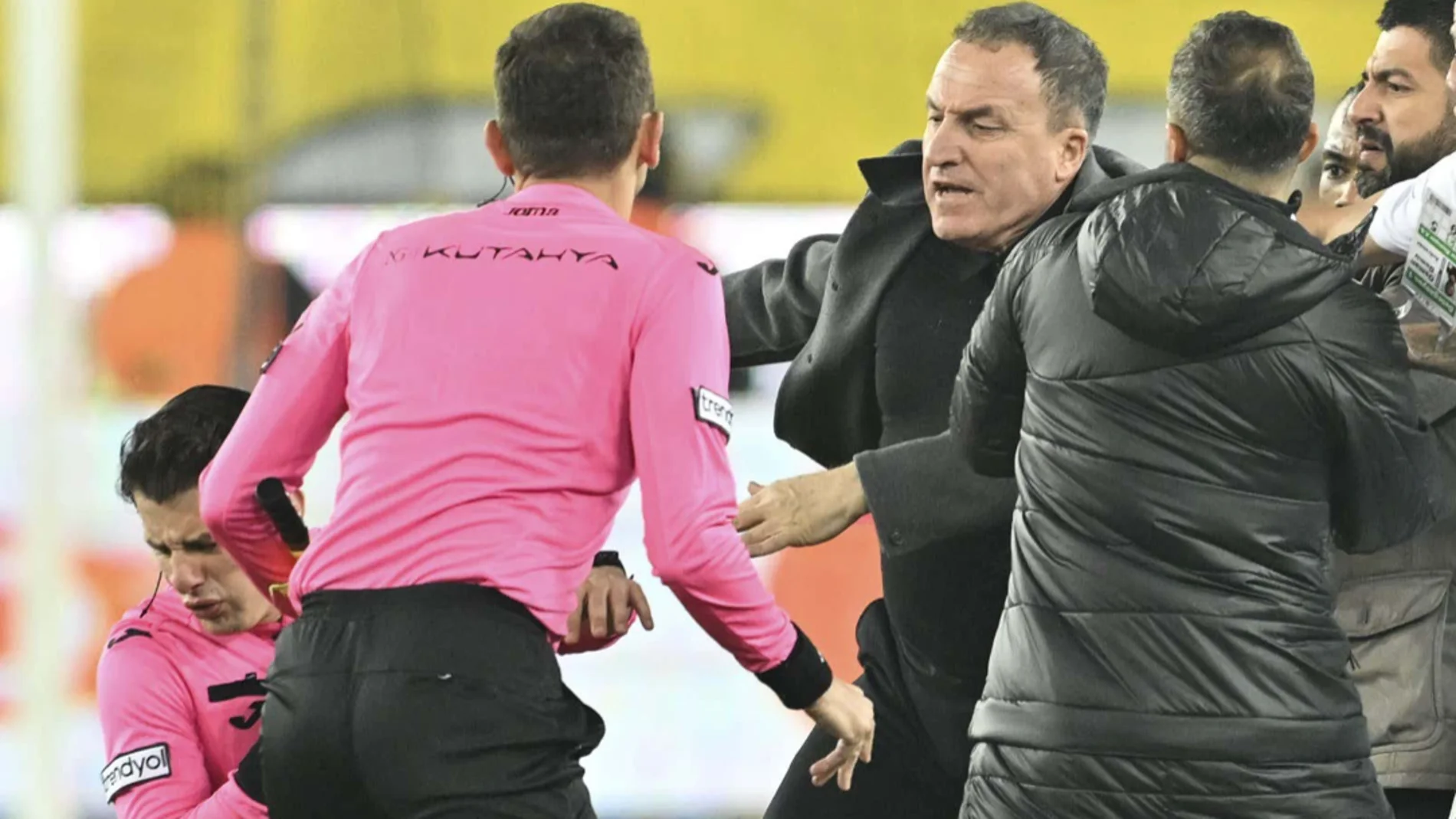 Así fue el la escandalosa agresión del presidente del Ankaragücü a un árbitro