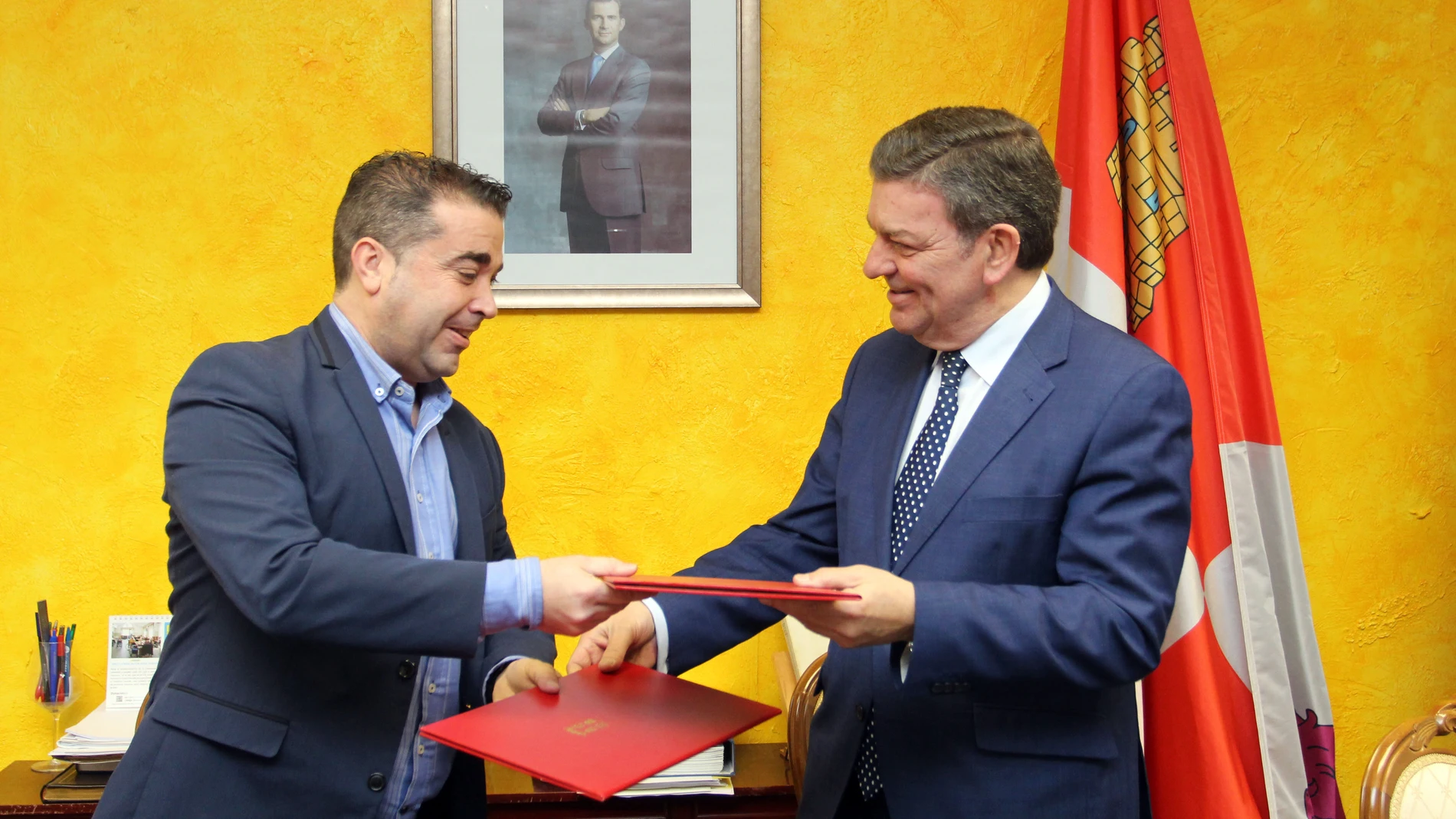 El consejero de la Presidencia, Luis Miguel González Gago, firma con el alcalde de Valdestillas (Valladolid), Alberto Sanz, el convenio entre la Administración General de la Comunidad de Castilla y León y este Ayuntamiento en materia de selección de personal