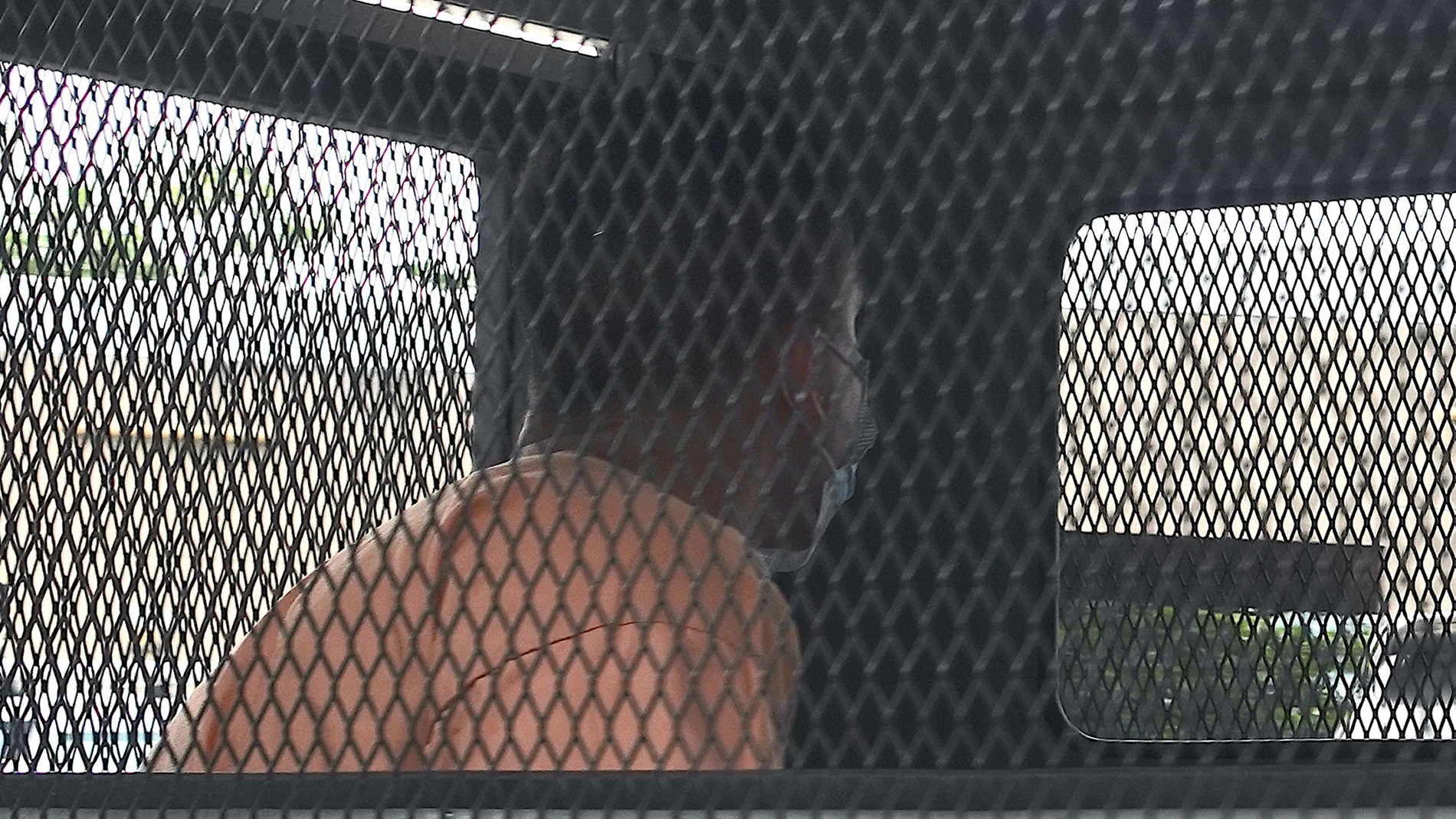 Koh Samui (Thailand), 12/12/2023.- Spanish chef, Daniel Sancho Bronchalo, accused of murder, sits inside a prisoner transportation vehicle, as arrives for a hearing on his trial at the Koh Samui Provincial Court in Koh Samui island, Thailand, 12 December 2023. Thai police arrested 29-year-old Spanish national Daniel Sancho Bronchalo who is accused of killing Colombian surgeon Edwin Arrieta Arteaga and dismembering his body before dumping some parts in a rubbish dump and other parts including ...