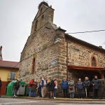  Vecinos de La Magdalena se concentran ante la iglesia en protesta por la actitud del cura párroco