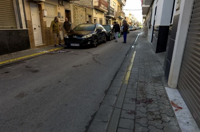 Restos de sangre en el barrio de Palmete, en Sevilla, tras el reciente tiroteo