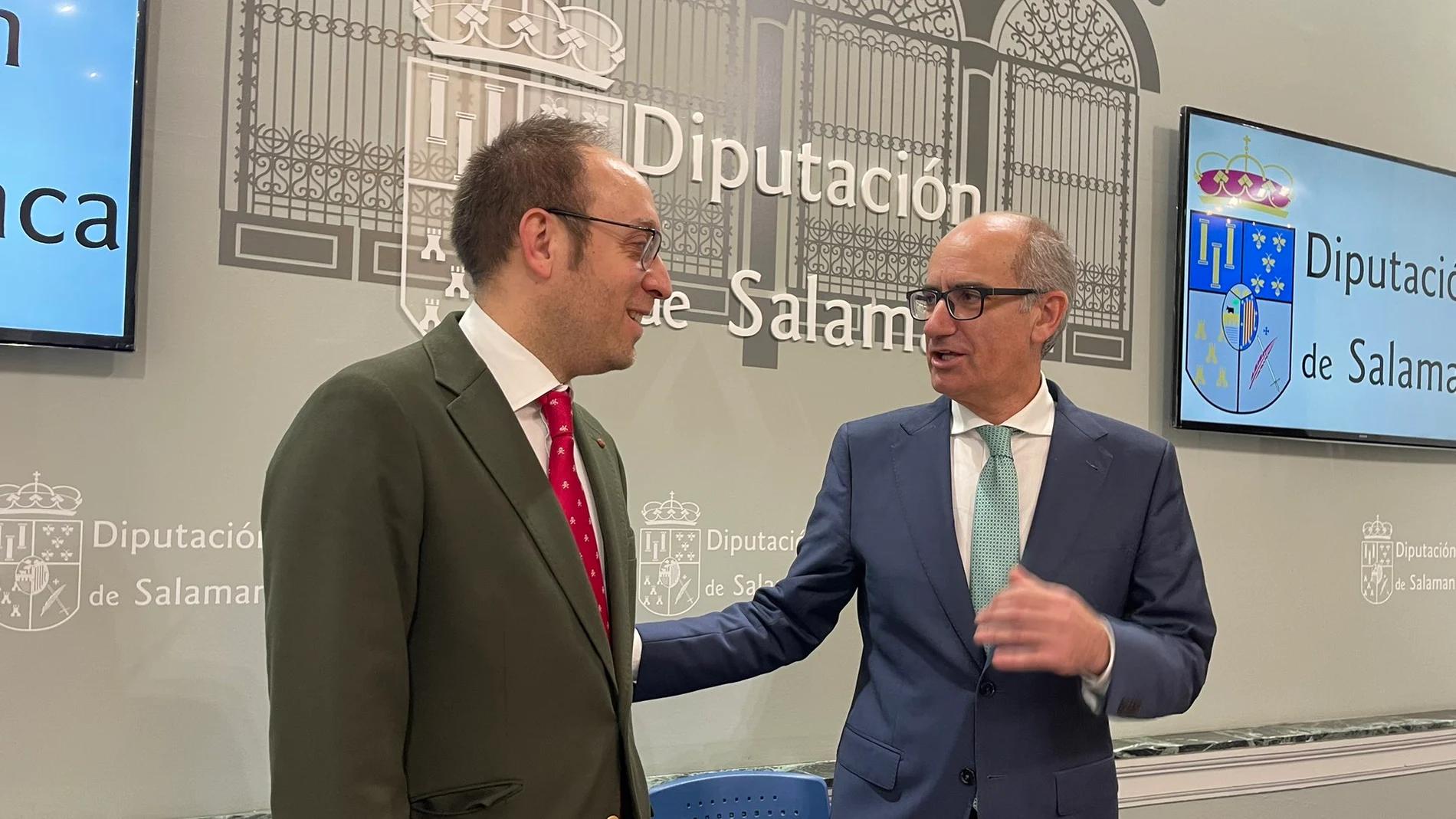 El presidente de la Diputación de Salamanca, Javier Iglesias, junto al diputado de Economía, Marcos Iglesias