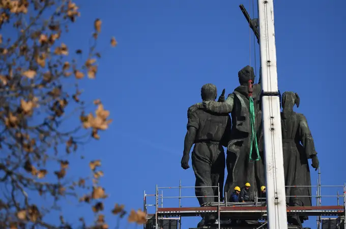 Bulgaria inicia el desmantelamiento del polémico monumento al Ejército Rojo en Sofía