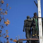 Operarios rodean el monumento en honor del Ejército soviético en Sofía