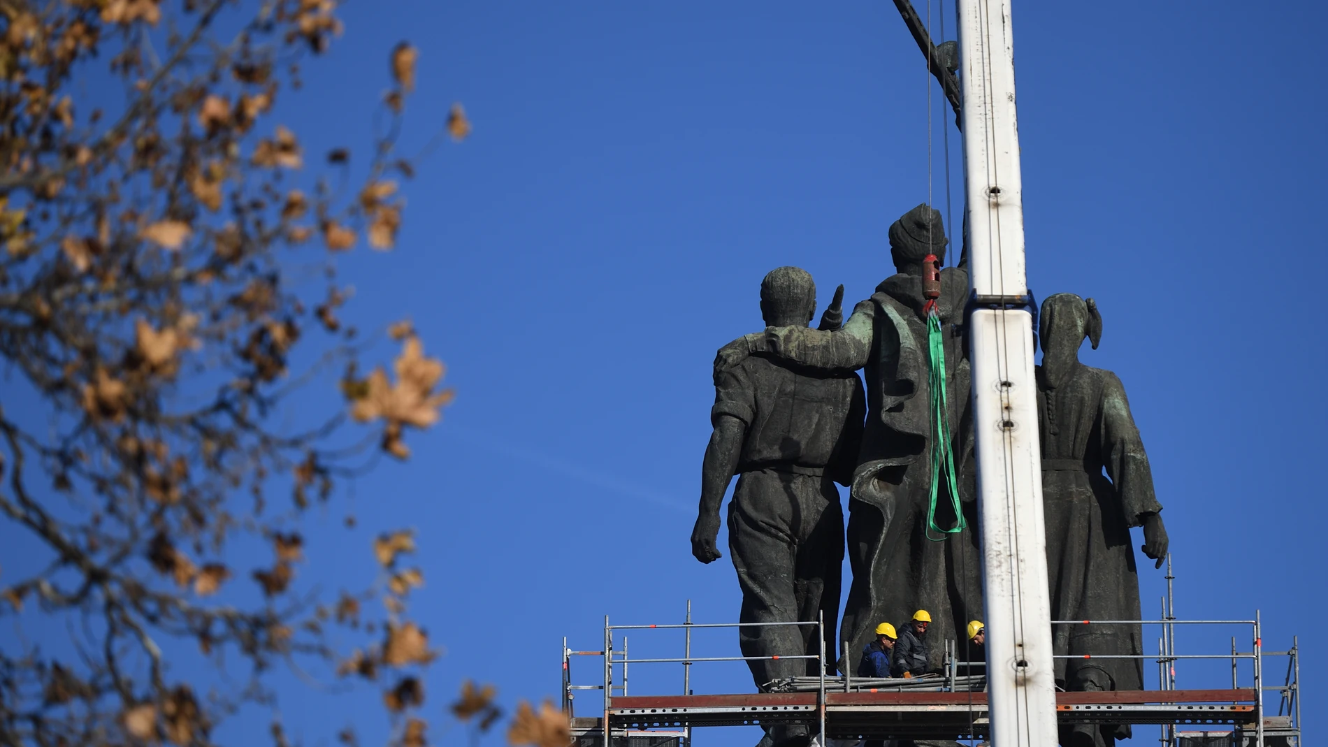 Operarios rodean el monumento en honor del Ejército soviético en Sofía