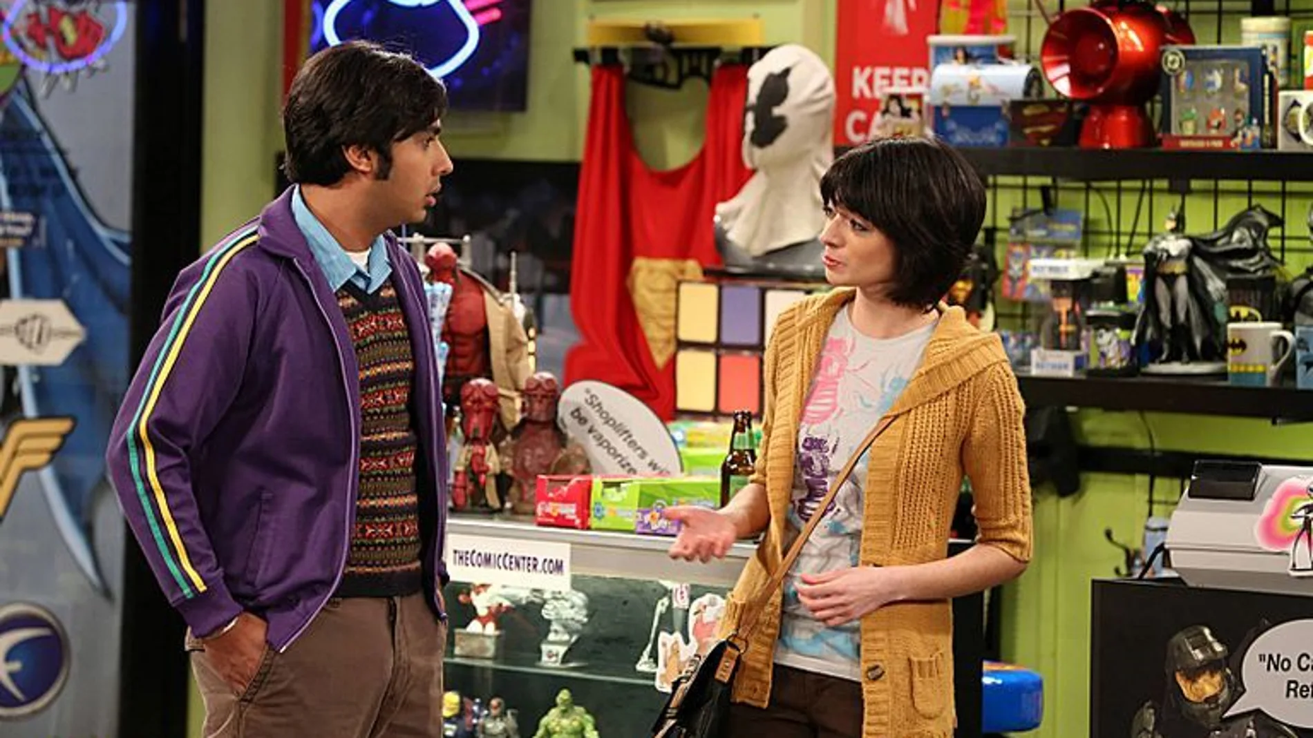 Lucy y Raj durante un episodio de 'The Big Bang Theory'