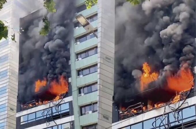El incendio fue registrado en un edificio de oficinas de 14 pisos ubicado en Alem, Buenos Aires