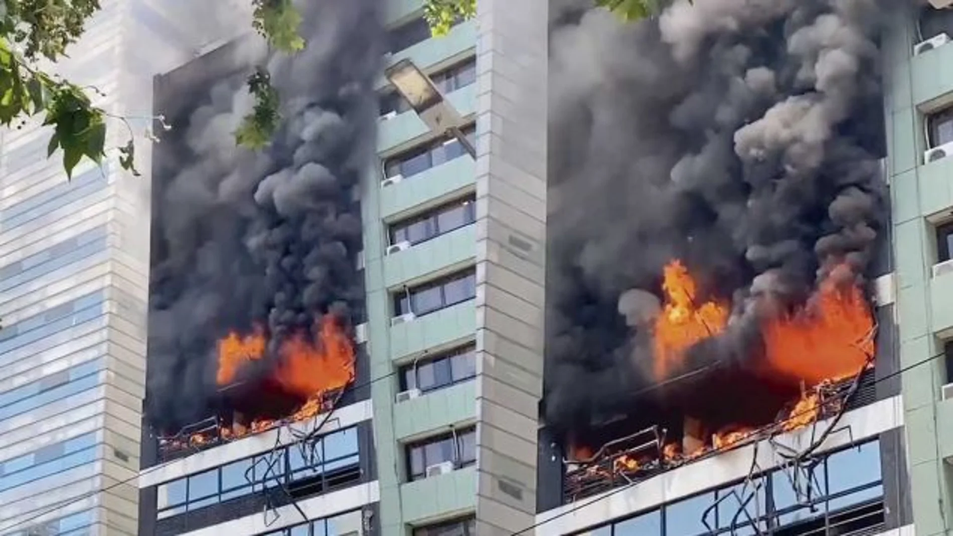 El incendio fue registrado en un edificio de oficinas de 14 pisos ubicado en Alem, Buenos Aires