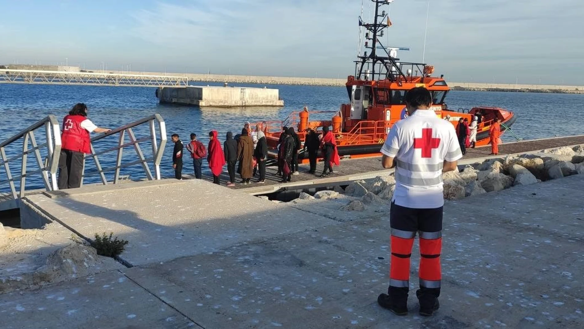 Personal de Cruz Roja en el Puerto de Alicante para asistir a las personas que viajaban en una patera. CRUZ ROJA 12/12/2023