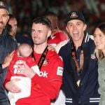 Ryan Reynolds junto al futbolista Anthony Forde que sujeta a su hija 