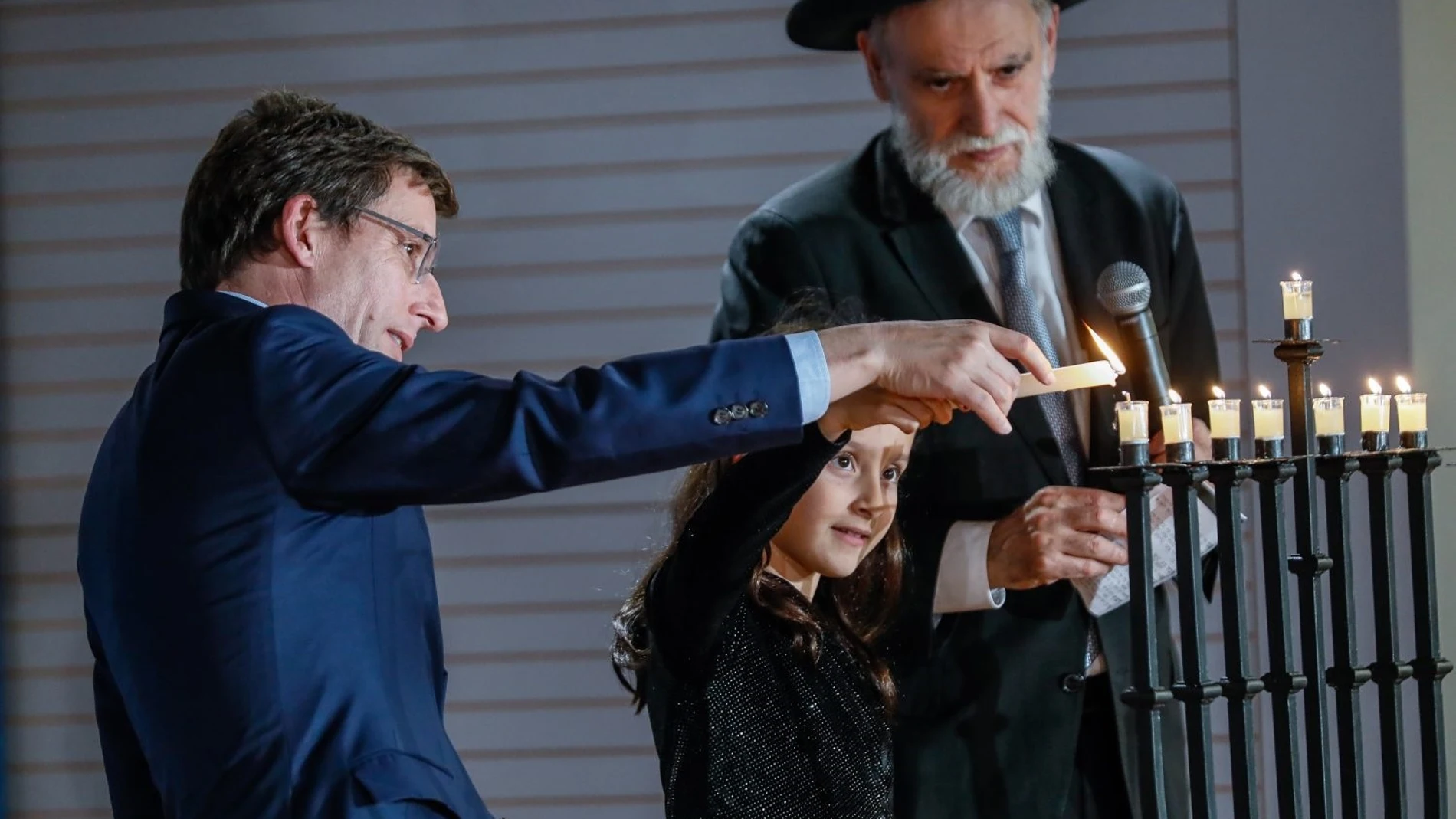El alcalde de Madrid, José Luis Martínez-Almeida, en la celebración de la Janucá, la Fiesta de las Luces que cada año organiza la comunidad judía en la capital.AYUNTAMIENTO DE MADRID13/12/2023