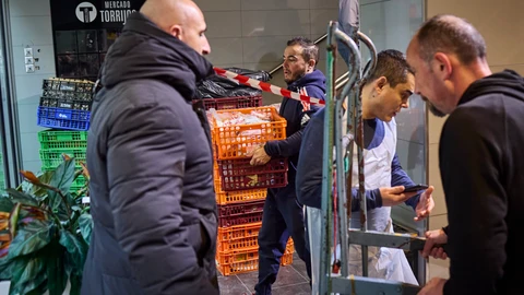 Un fondo de inversión cierra a la fuerza el mercado de abastos de Torrijos de Madrid con sus comerciantes y pr