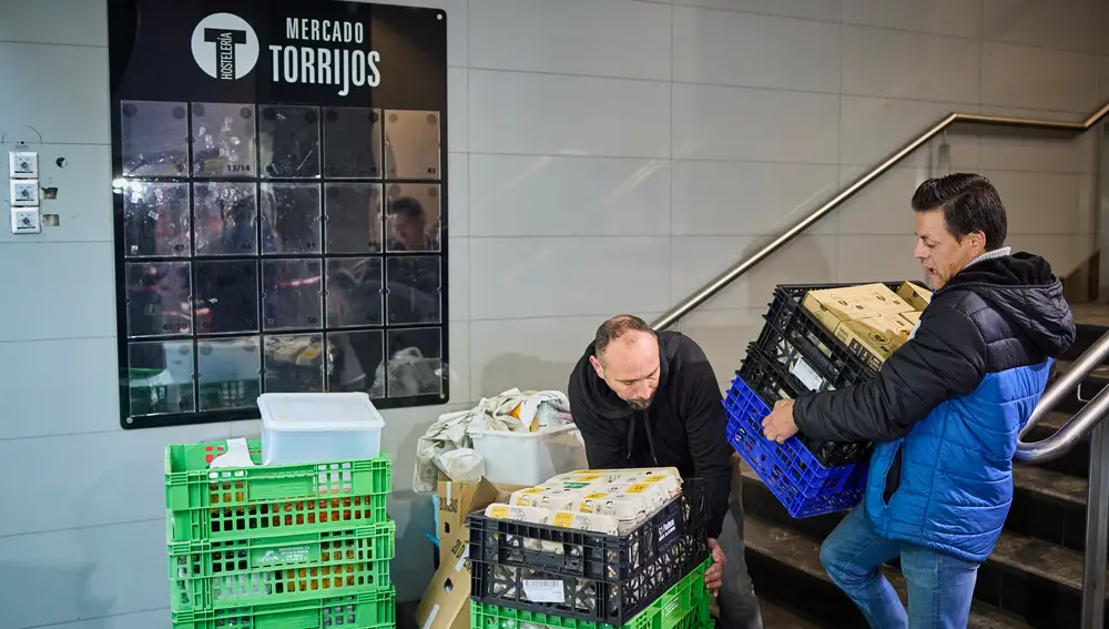 Un fondo de inversión cierra a la fuerza el mercado de abastos de Torrijos de Madrid con sus comerciantes y pr